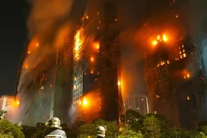 Đường đi từ ngọn lửa nhỏ đến 7 khối chung cư 'cháy như đuốc' ở Hong Kong