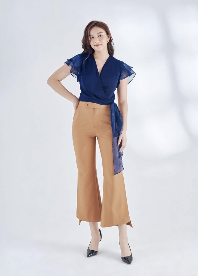 Áo buộc vạt nơ, ‘nút thắt’ thần kỳ biến áo cơ bản trở thành sành điệu- Ảnh 2. Áo buộc vạt nơ, ‘nút thắt’ thần kỳ biến áo cơ bản trở thành sành điệu- Ảnh 2.