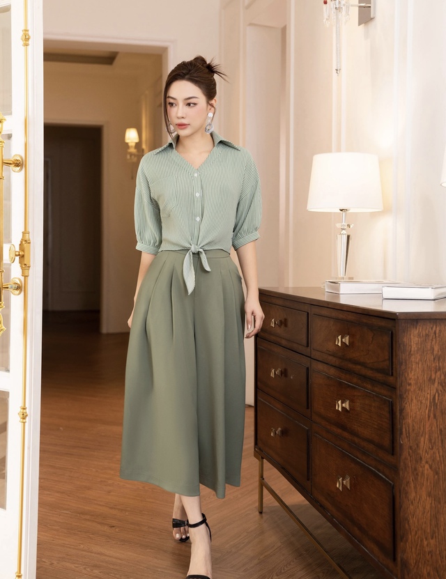 Áo buộc vạt nơ, ‘nút thắt’ thần kỳ biến áo cơ bản trở thành sành điệu- Ảnh 4. Áo buộc vạt nơ, ‘nút thắt’ thần kỳ biến áo cơ bản trở thành sành điệu- Ảnh 4.