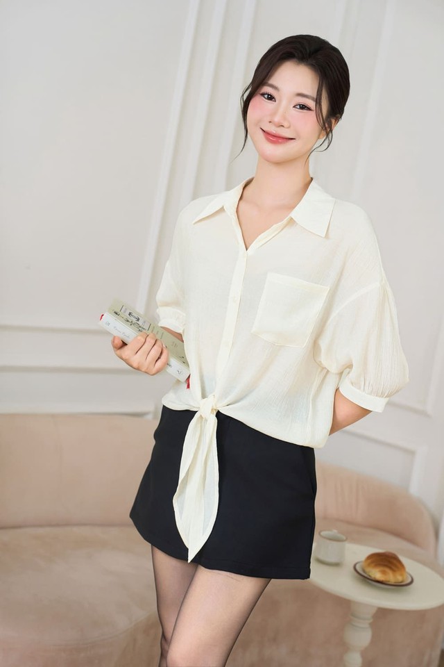 Áo buộc vạt nơ, ‘nút thắt’ thần kỳ biến áo cơ bản trở thành sành điệu- Ảnh 7. Áo buộc vạt nơ, ‘nút thắt’ thần kỳ biến áo cơ bản trở thành sành điệu- Ảnh 7.