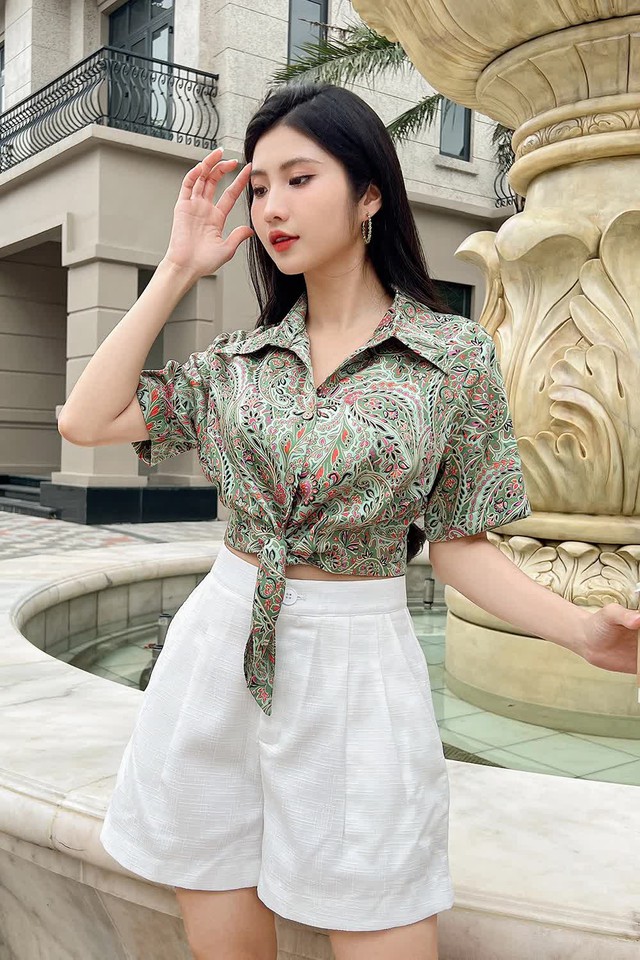 Áo buộc vạt nơ, ‘nút thắt’ thần kỳ biến áo cơ bản trở thành sành điệu- Ảnh 8. Áo buộc vạt nơ, ‘nút thắt’ thần kỳ biến áo cơ bản trở thành sành điệu- Ảnh 8.