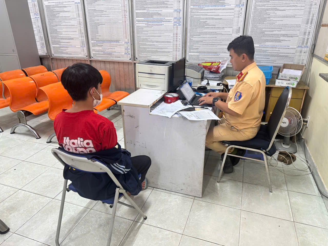 Clip học sinh chạy xe độ, che biển số: CSGT TP.HCM phạt cả học sinh lẫn chủ xe- Ảnh 3.