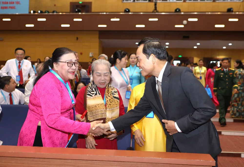 Bí thư Thành ủy TP.HCM Trần Lưu Quang cùng các đại biểu tại phiên khai mạc. Ảnh: NGUYỆT NHI mttq-viet-nam-tp-hcm-3.jpg