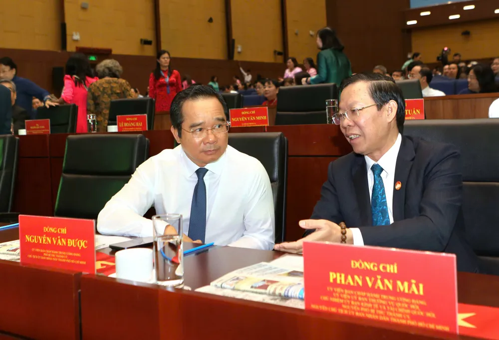 Ông Phan Văn Mãi, Chủ nhiệm Ủy ban Kinh tế và Tài chính của Quốc hội, nguyên Chủ tịch UBND TP.HCM và ông Nguyễn Văn Được, Chủ tịch UBND TP.HCM, trao đổi tại đại hội. Ảnh: NGUYỆT NHI z7276666419197_3bf94027fc8b469672abfbd594d12228.jpg