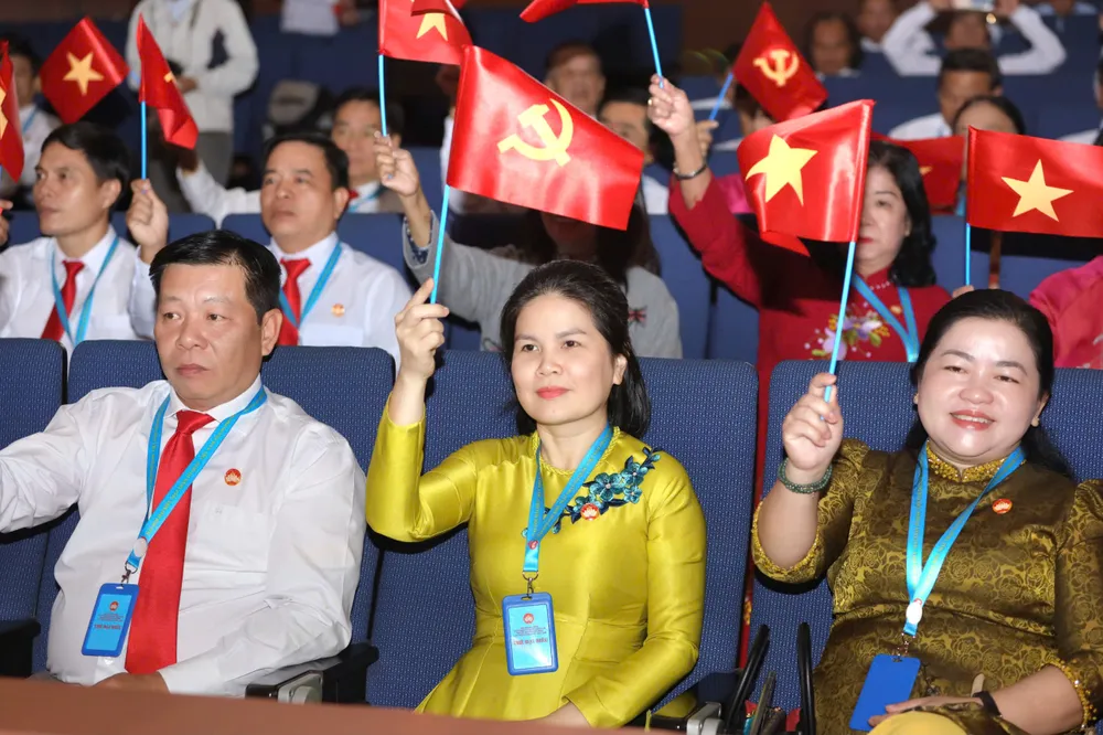 Các đại biểu xem chương trình văn nghệ trước phiên trọng thể. Ảnh: NGUYỆT NHI z7276666420358_9aa8c93de107085bd1184828849f1087.jpg