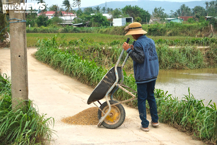 Chỉ kịp cứu chính mình, người đàn ông day dứt khi mất 3 người thân trong lũ- Ảnh 4.