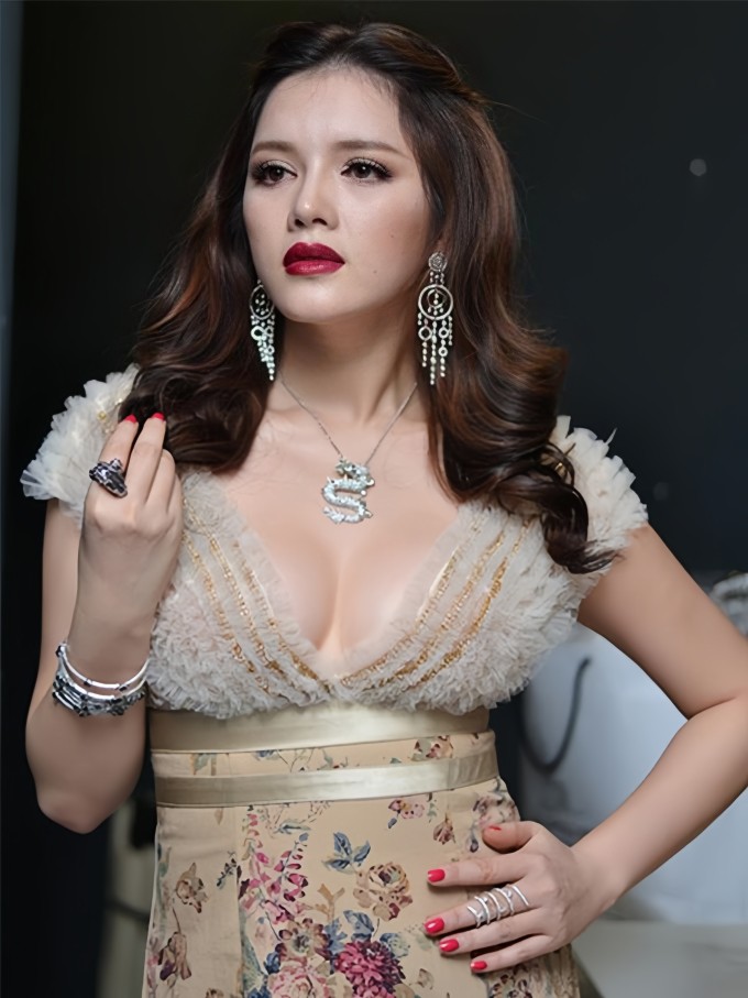 Sau phim "Kiều nữ và đại gia" phát hành năm 2008, cô nổi tiếng và càng được chú ý hơn khi làm Đại sứ Du lịch Việt Nam 2011 rồi đầu tư trang phục tiền tỷ để có diện mạo gợi cảm, cuốn hút mỗi lần xuất hiện tại LHP Cannes.