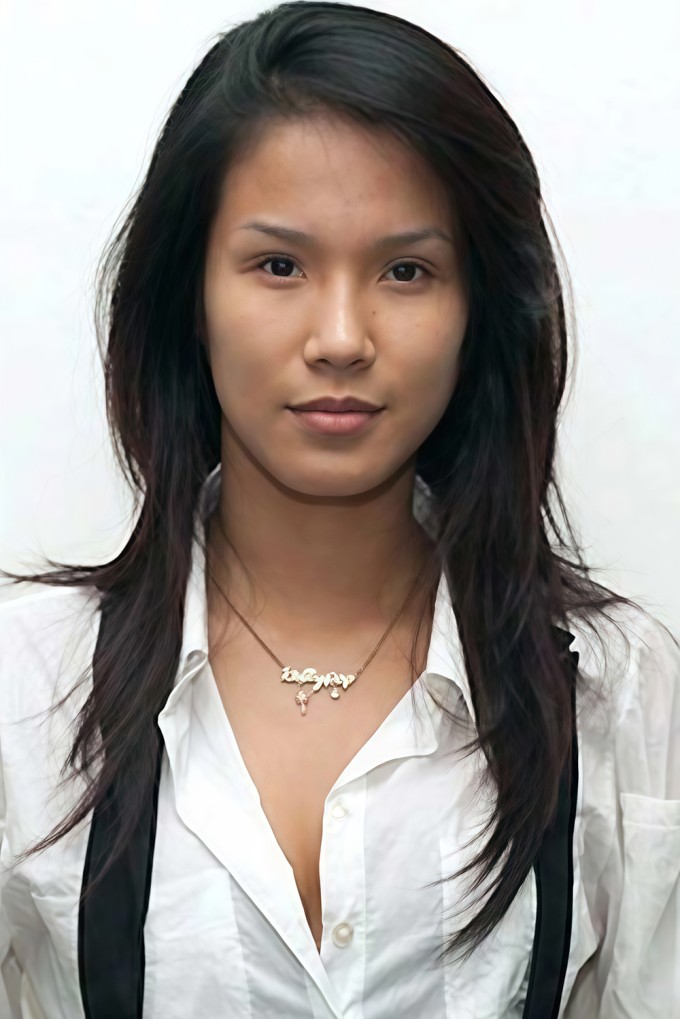 Diệp Lâm Anh sinh năm 1989, khi này mới tham gia cuộc thi Vietnam's Next Top Model 2010 có làn da ngăm, đôi mắt bé, thân hình gầy.