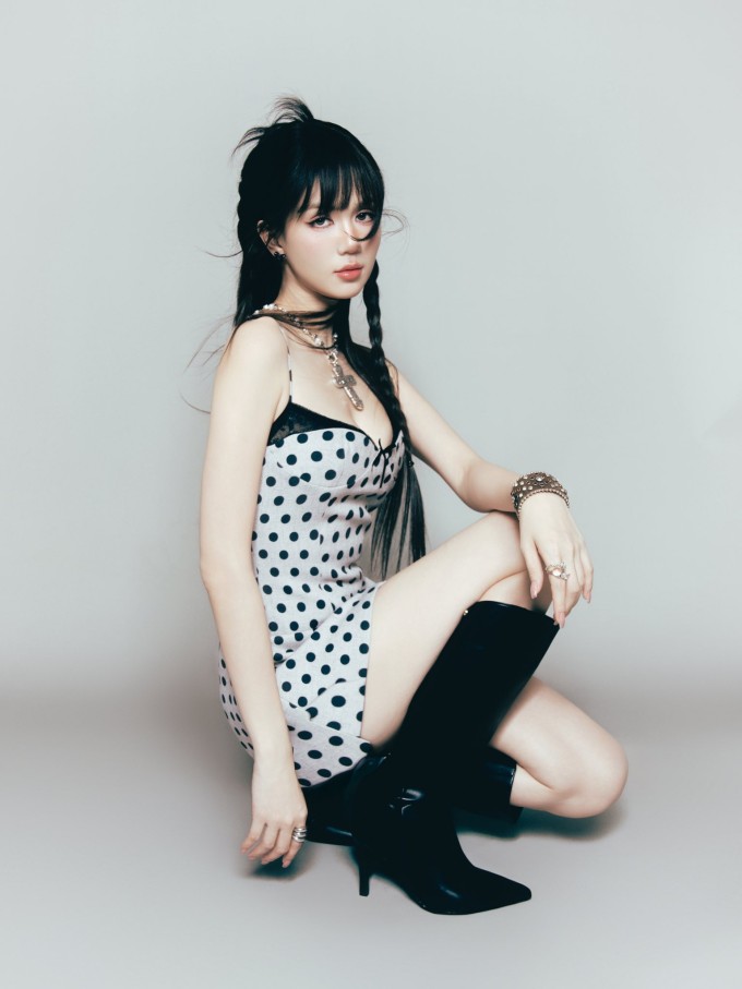 Ở tuổi 36, sau nhiều biến cố trong cuộc sống, Ngọc Trinh vẫn trung thành với phong cách gợi cảm. Cô thường chọn trang phục trễ nải, cắt khoét trong các bộ ảnh thời trang.