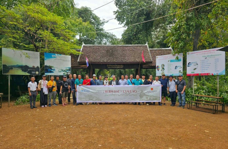 Đoàn chụp ảnh lưu niệm tại cổng chào Vườn quốc gia Hin Nam Nô.