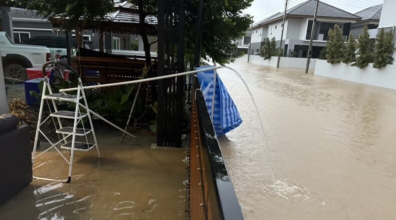 Khám phá “pháo đài khô ráo duy nhất” giữa lũ ở Thái Lan - Ảnh 3.