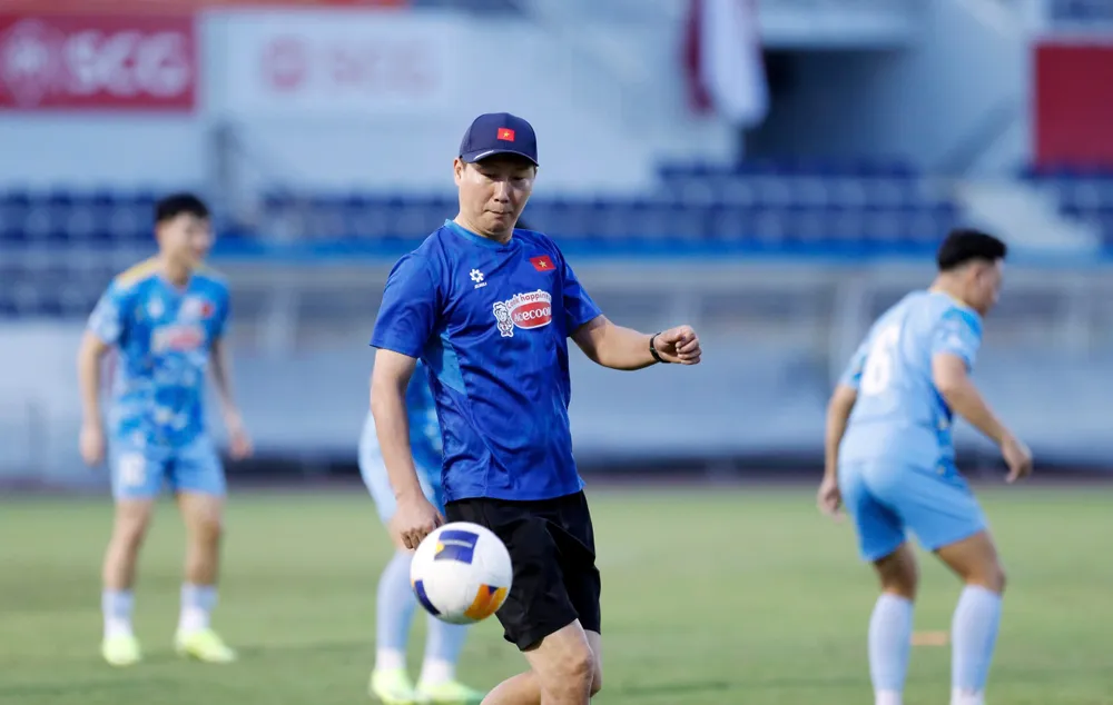 hlv-kim-sang-sik-loai-5-cau-thu-u-22-viet-nam-len-duong-sang-thai-lan (2).jpg