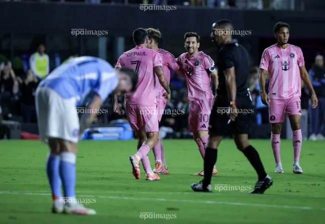 Ngôi sao người Argentina lại tỏa sáng. Ảnh: EPA. messi-lai-pha-vo-ky-luc-moi-thoi-dai (3).jpg