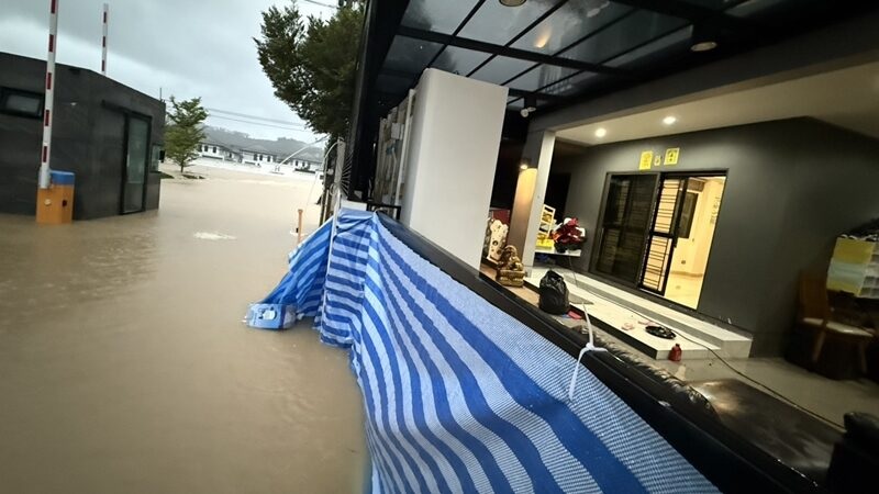 Khám phá “pháo đài khô ráo duy nhất” giữa lũ ở Thái Lan- Ảnh 2.