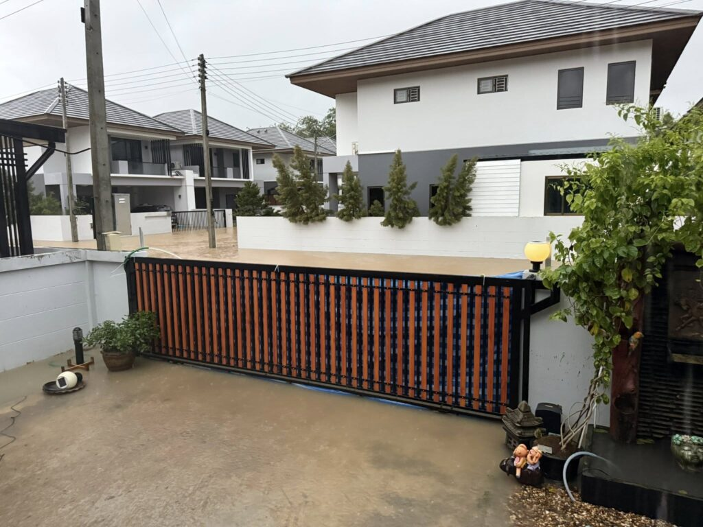 Khám phá “pháo đài khô ráo duy nhất” giữa lũ ở Thái Lan- Ảnh 1.