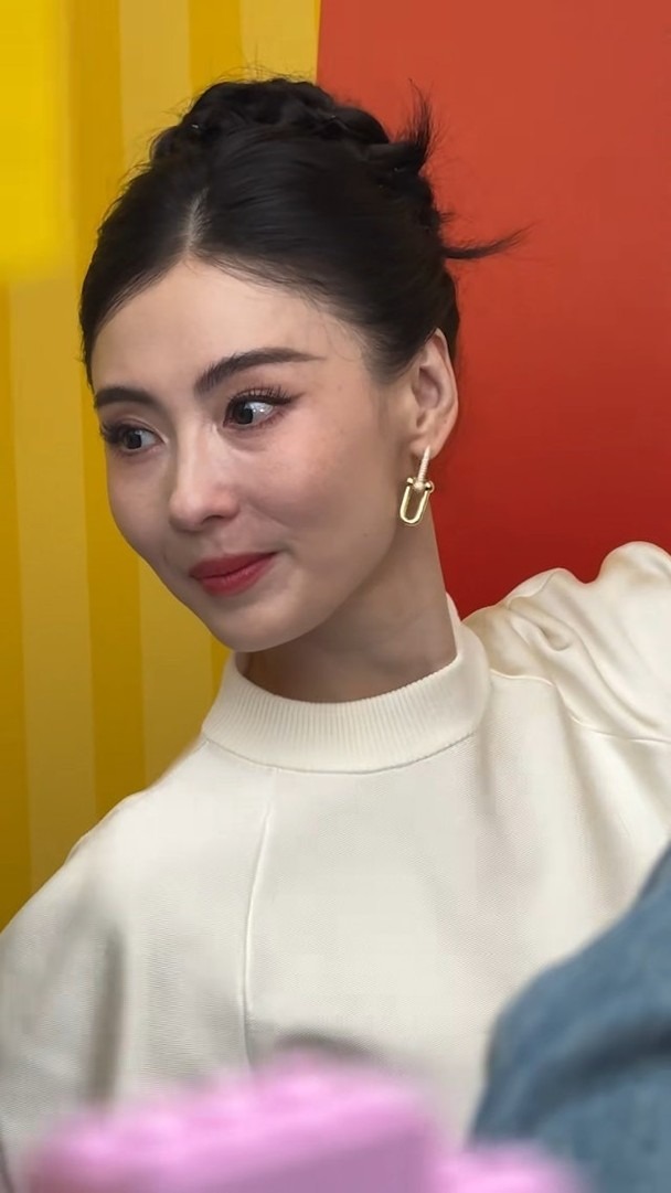 Trương Bá Chi đang làm gì với gương mặt của mình vậy?- Ảnh 1. Trương Bá Chi đang làm gì với gương mặt của mình vậy?- Ảnh 1.