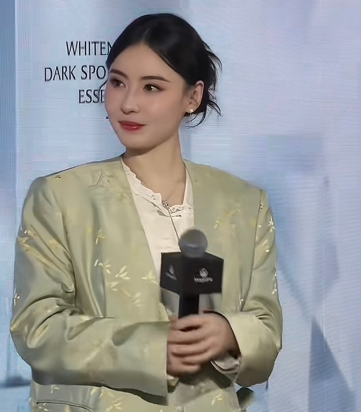 Trương Bá Chi đang làm gì với gương mặt của mình vậy?- Ảnh 3. Trương Bá Chi đang làm gì với gương mặt của mình vậy?- Ảnh 3.