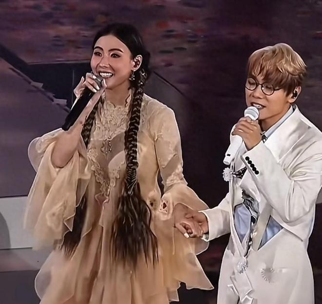 Trương Bá Chi đang làm gì với gương mặt của mình vậy?- Ảnh 6. Trương Bá Chi đang làm gì với gương mặt của mình vậy?- Ảnh 6.