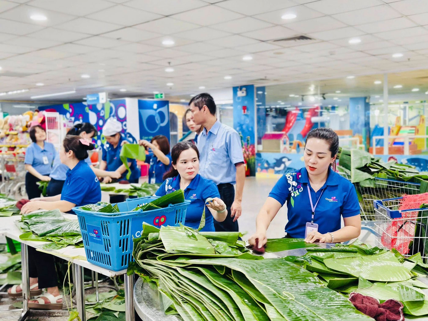 Saigon Co.op lan tỏa giá trị ‘Mình vì mọi người-Mọi người vì mình’ giữa bão lũ 3 Saigon Co.op lan tỏa giá trị ‘Mình vì mọi người-Mọi người vì mình’ giữa bão lũ - Ảnh 3.