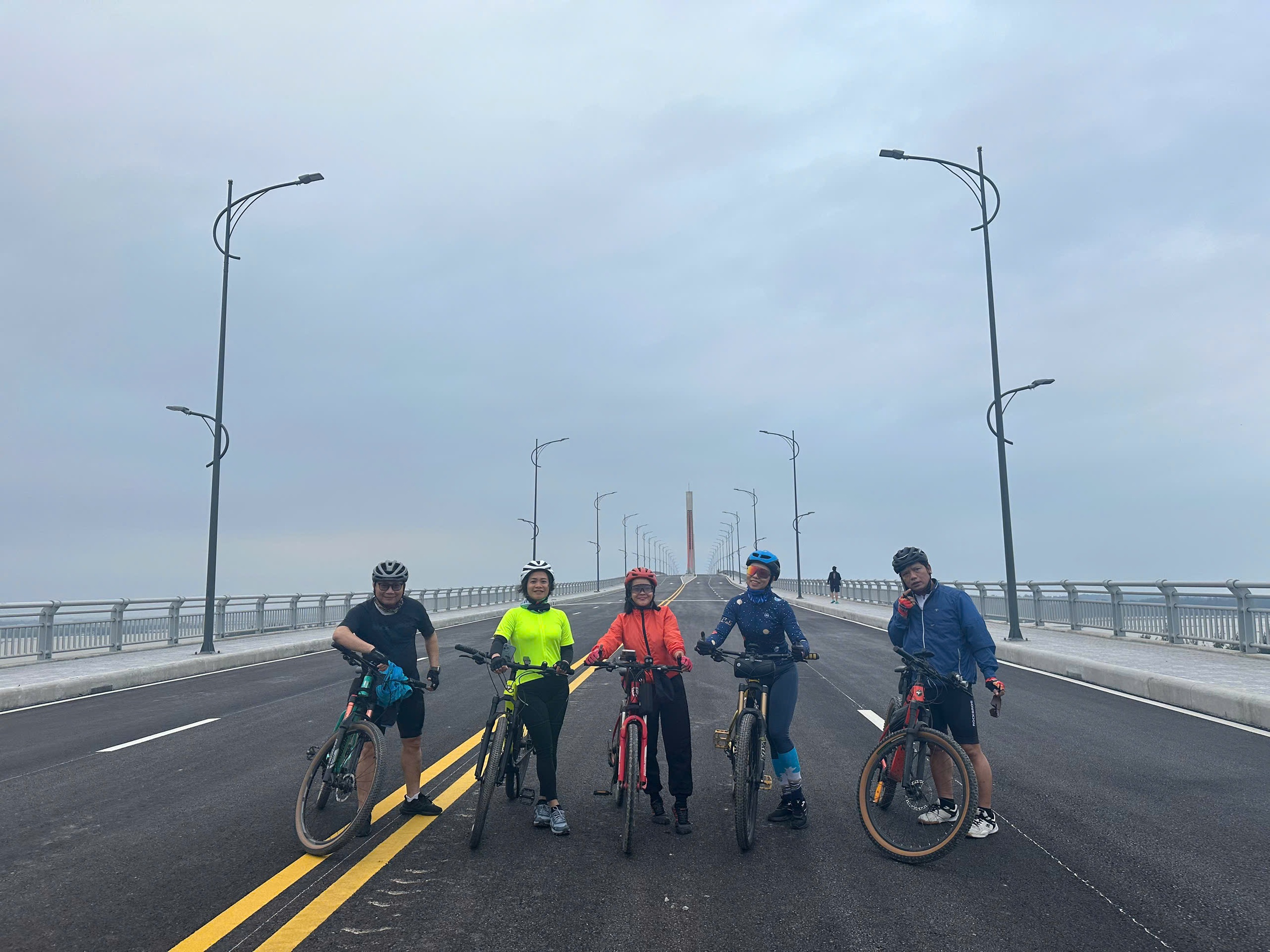 Cầu vượt cửa biển lớn nhất miền Trung hoàn thành nhưng chưa thông xe - Ảnh 5.