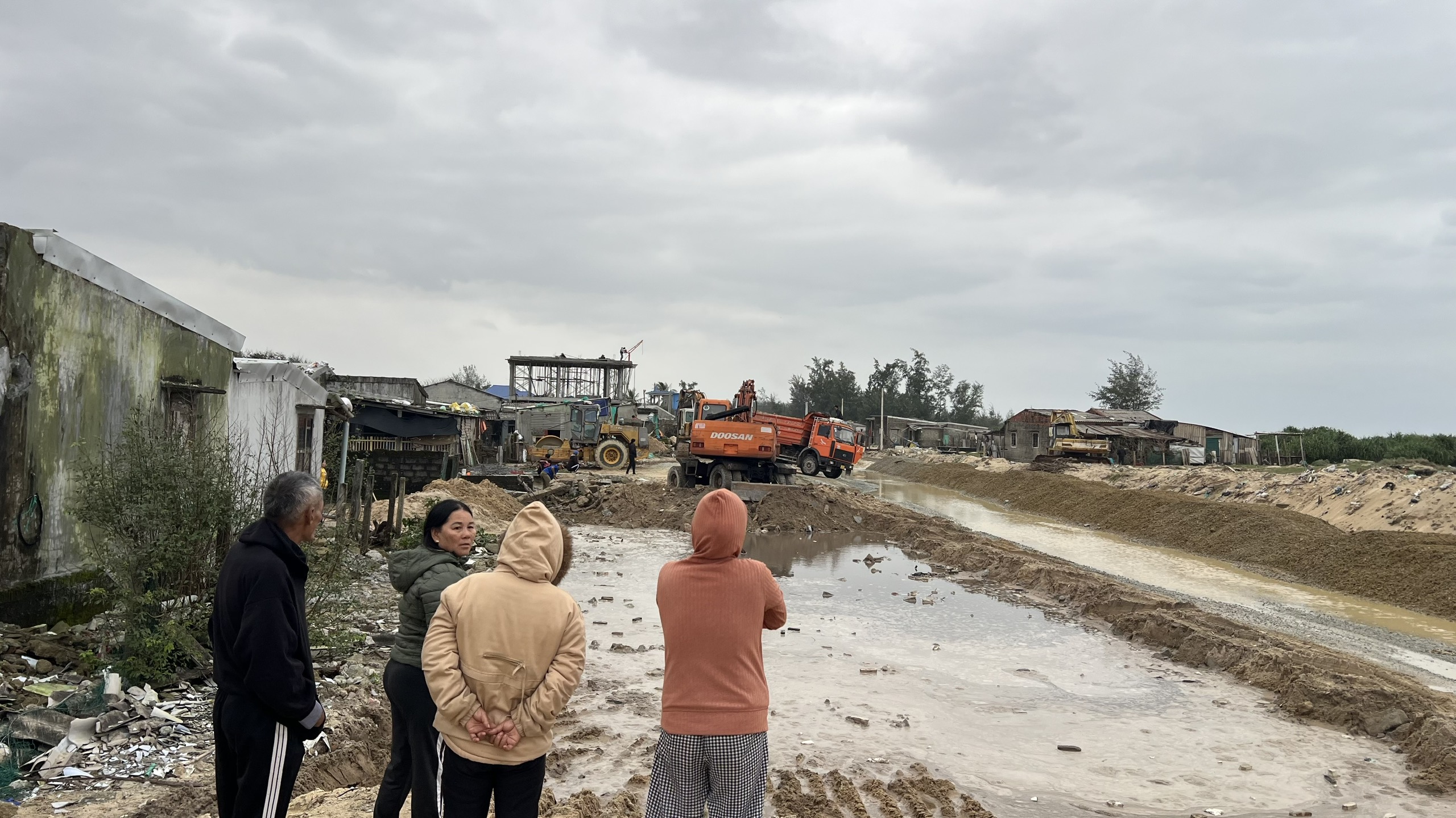 Cầu vượt cửa biển lớn nhất miền Trung hoàn thành nhưng chưa thông xe - Ảnh 6.