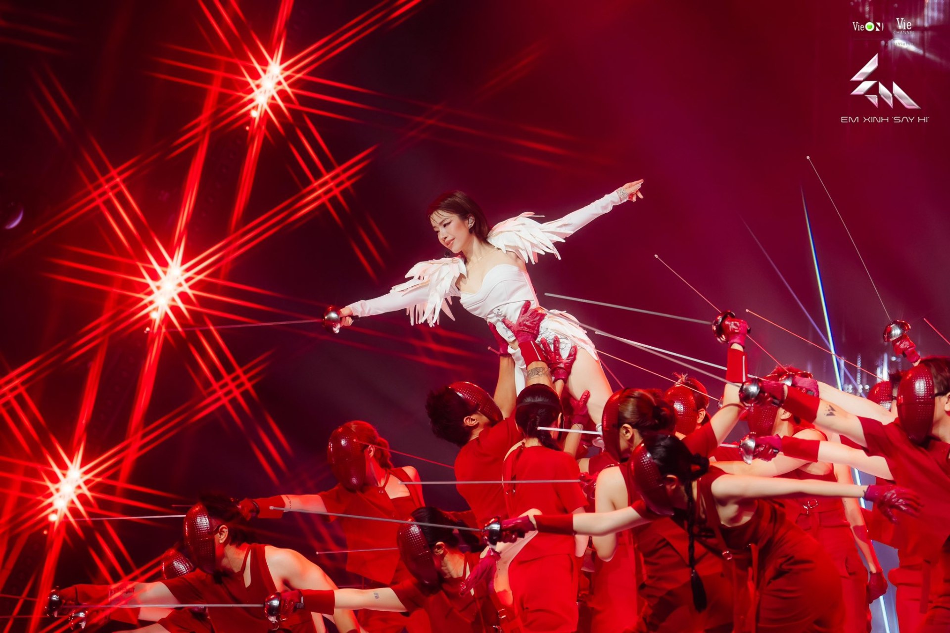 1764483747 111 Thuong uy Quan doi la nu than mo man concert