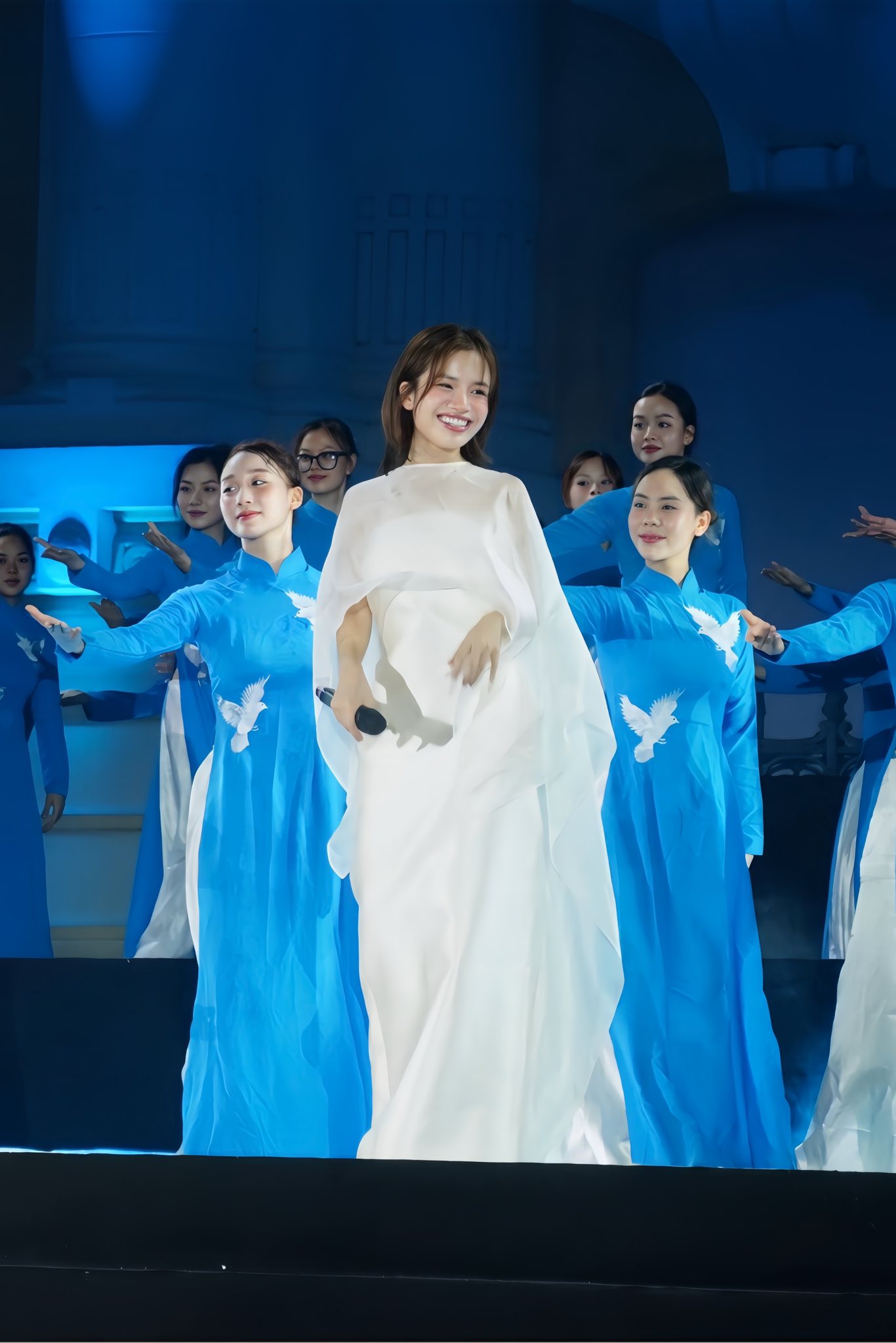 1764483750 621 Thuong uy Quan doi la nu than mo man concert