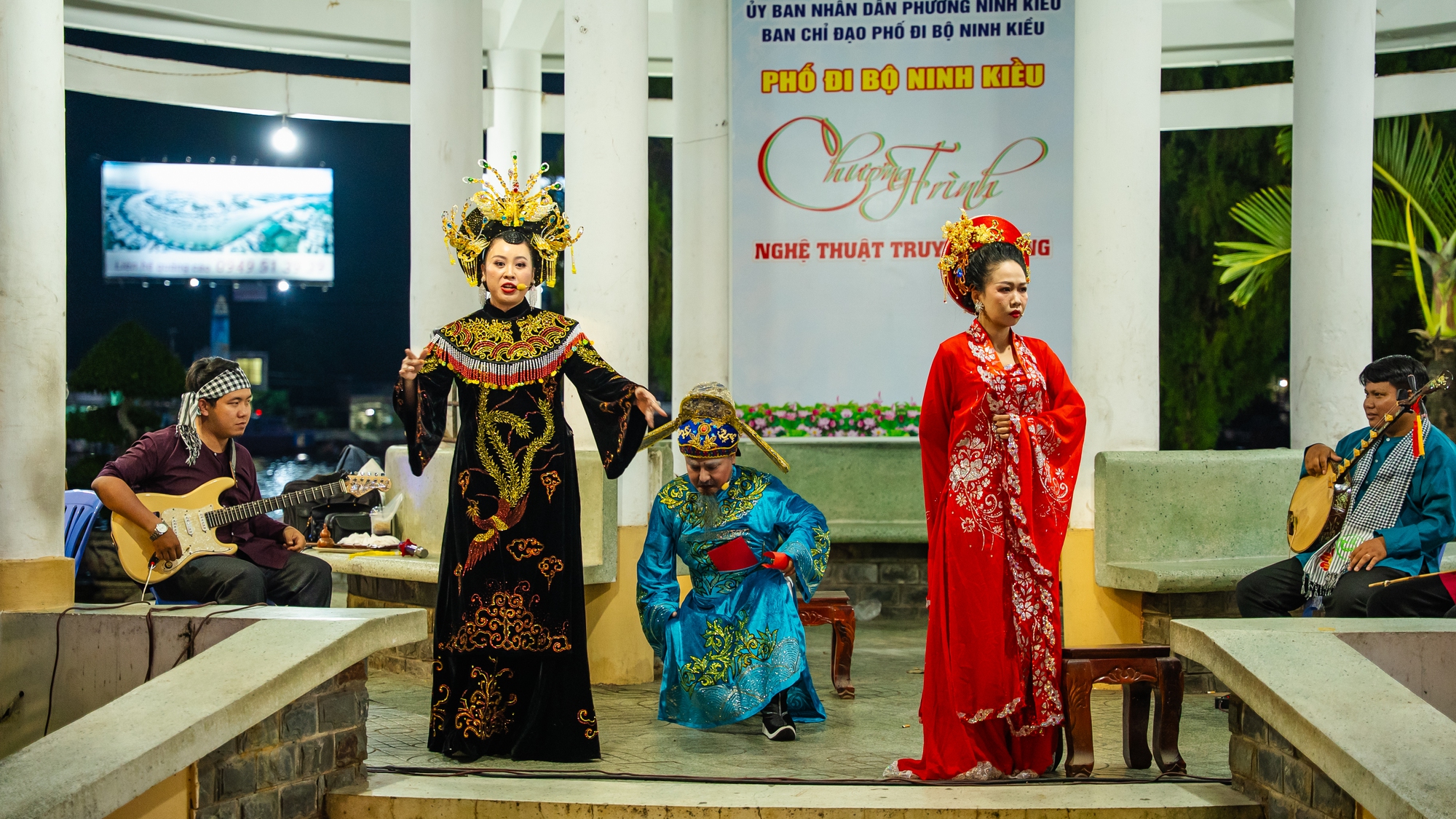 Phố đi bộ Ninh Kiều thu hút du khách trong ngày trở lại- Ảnh 6. Phố đi bộ Ninh Kiều thu hút du khách trong ngày trở lại- Ảnh 6.