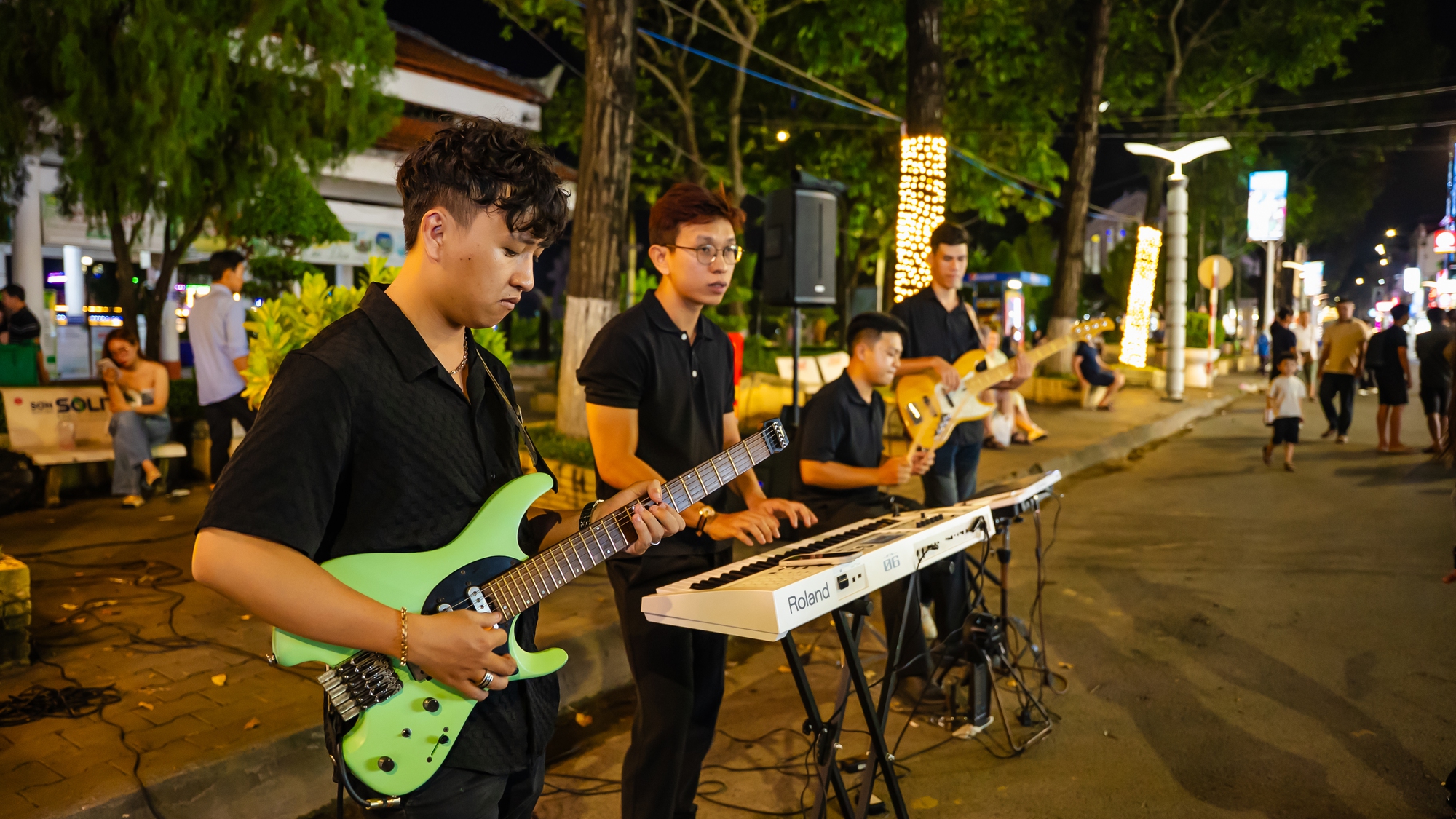 Phố đi bộ Ninh Kiều thu hút du khách trong ngày trở lại- Ảnh 15. Phố đi bộ Ninh Kiều thu hút du khách trong ngày trở lại- Ảnh 15.