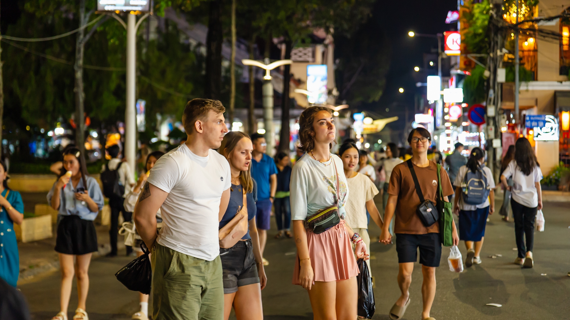 Phố đi bộ Ninh Kiều thu hút du khách trong ngày trở lại- Ảnh 19. Phố đi bộ Ninh Kiều thu hút du khách trong ngày trở lại- Ảnh 19.