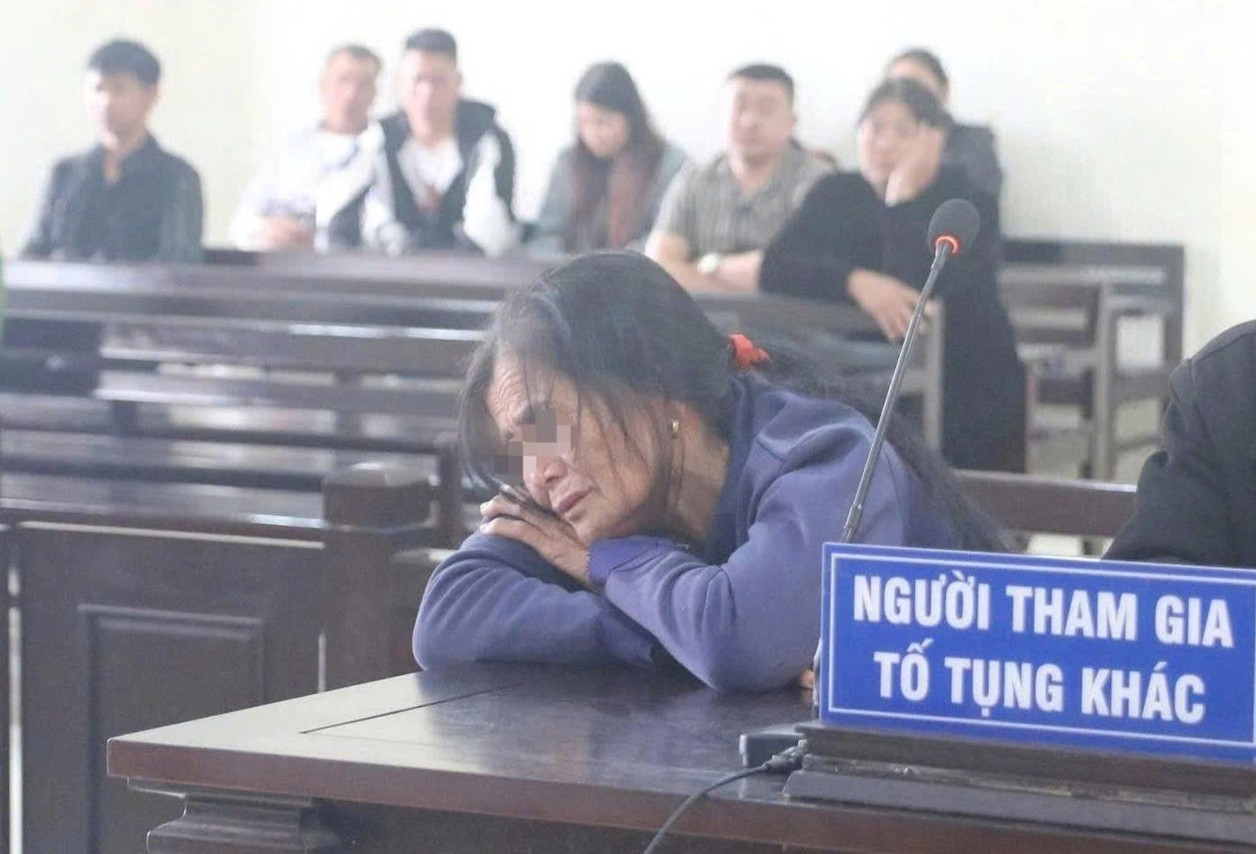 Phút nóng giận khiến tương lai ba đứa trẻ mờ mịt- Ảnh 3.