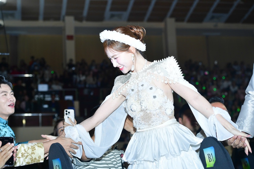 Hòa Minzy: Người dân Bắc Ninh và gia đình có lẽ rất tự hào về tôi - 2