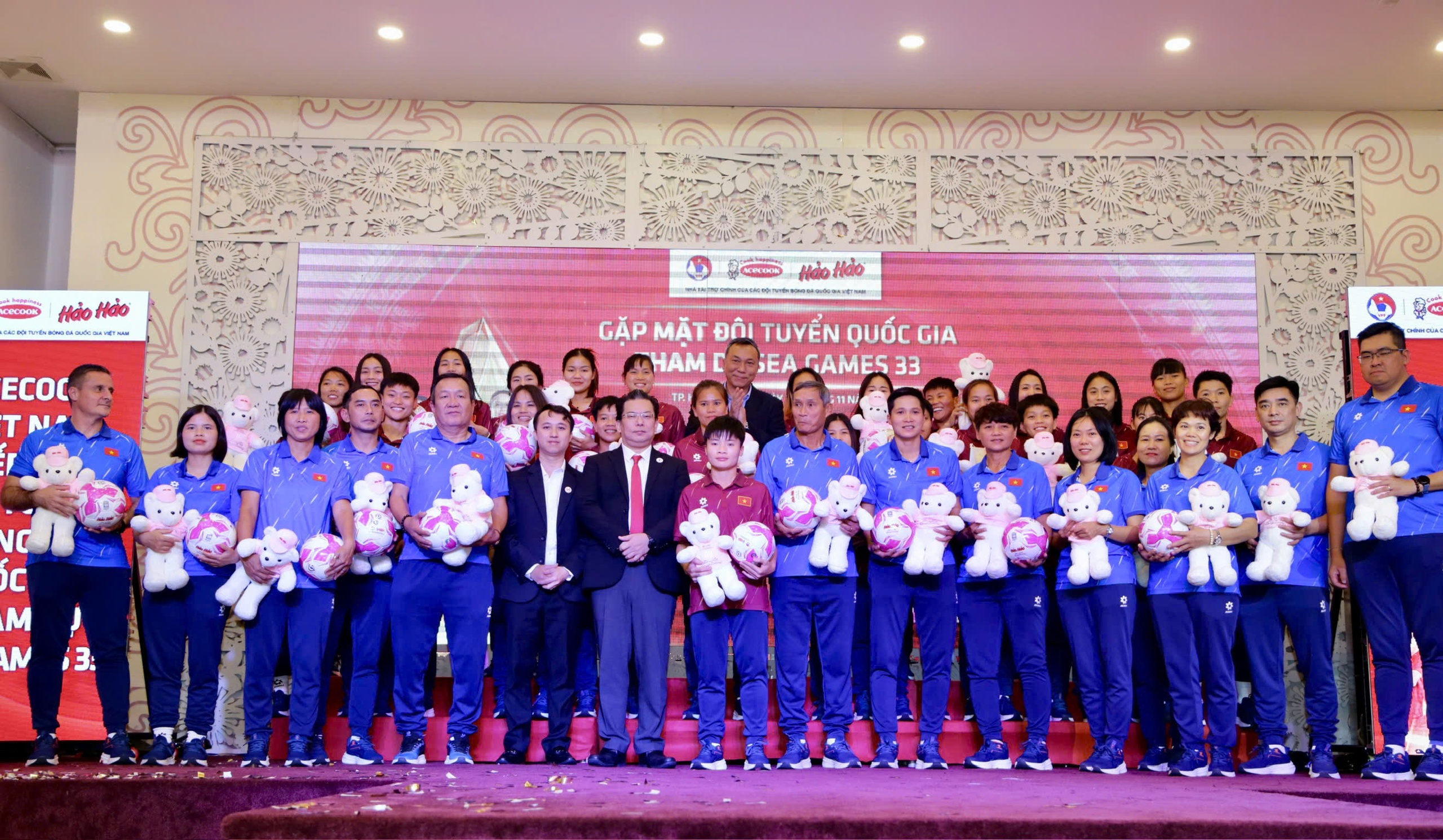 Đội tuyển nữ Việt Nam và U.23 Việt Nam nhận cú hích lớn nửa tỉ đồng, có nghĩa cử đẹp...- Ảnh 3. Đội tuyển nữ Việt Nam và U.23 Việt Nam nhận cú hích lớn nửa tỉ đồng, có nghĩa cử đẹp...- Ảnh 3.