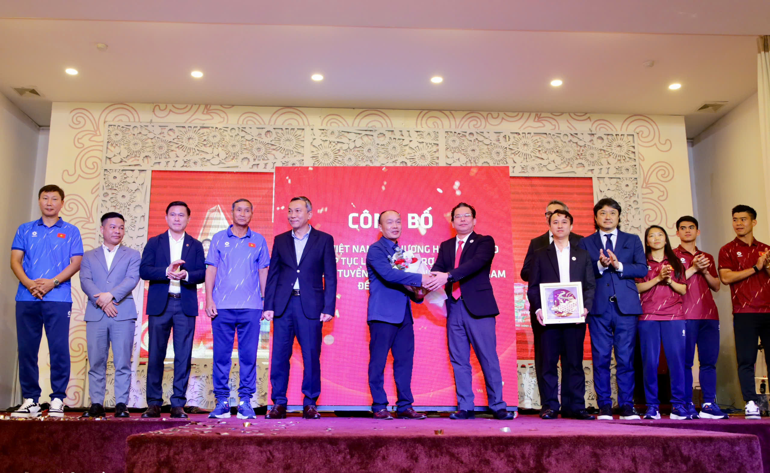 Đội tuyển nữ Việt Nam và U.23 Việt Nam nhận cú hích lớn nửa tỉ đồng, có nghĩa cử đẹp...- Ảnh 4. Đội tuyển nữ Việt Nam và U.23 Việt Nam nhận cú hích lớn nửa tỉ đồng, có nghĩa cử đẹp...- Ảnh 4.