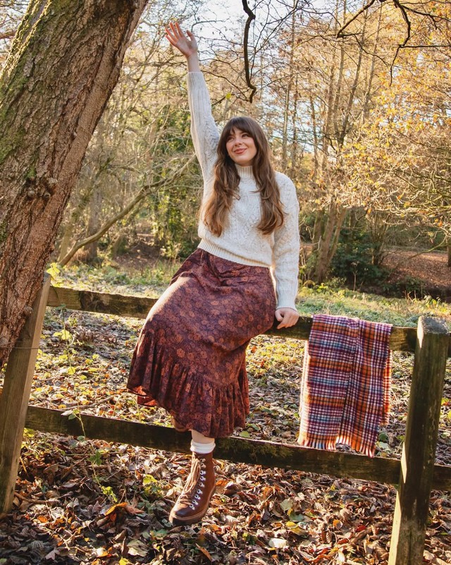 Áo len oversized, cardigan mềm mại... đều 'cân' đẹp với chân váy- Ảnh 6.