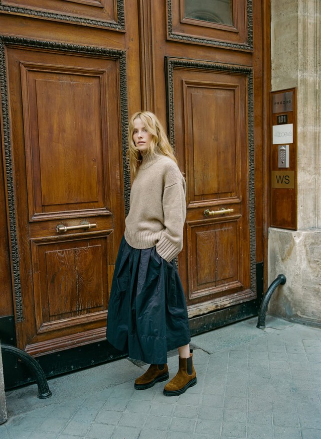 Áo len oversized, cardigan mềm mại... đều 'cân' đẹp với chân váy- Ảnh 8.