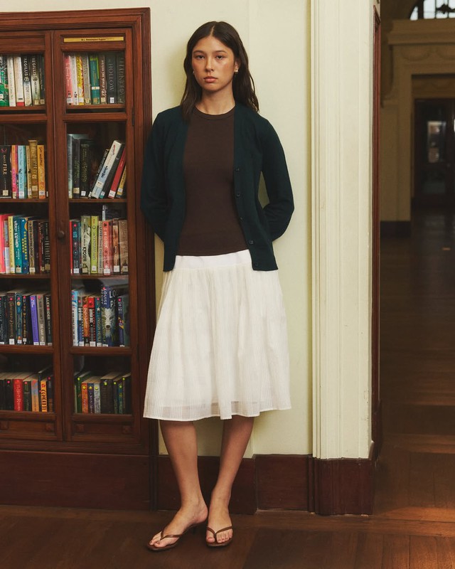 Áo len oversized, cardigan mềm mại... đều 'cân' đẹp với chân váy- Ảnh 7.