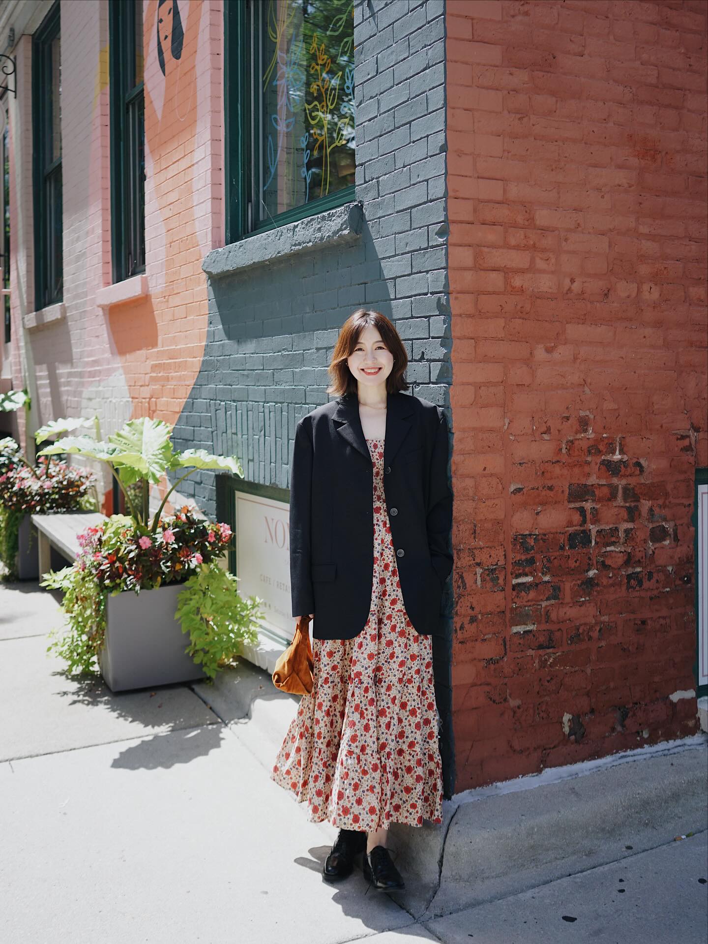 Có ít nhất 10 cách mặc áo khoác + váy đậm chất nữ tính, sang chảnh đẹp mê 3 Có ít nhất 10 cách mặc áo khoác + váy đậm chất nữ tính, sang chảnh đẹp mê - Ảnh 3.