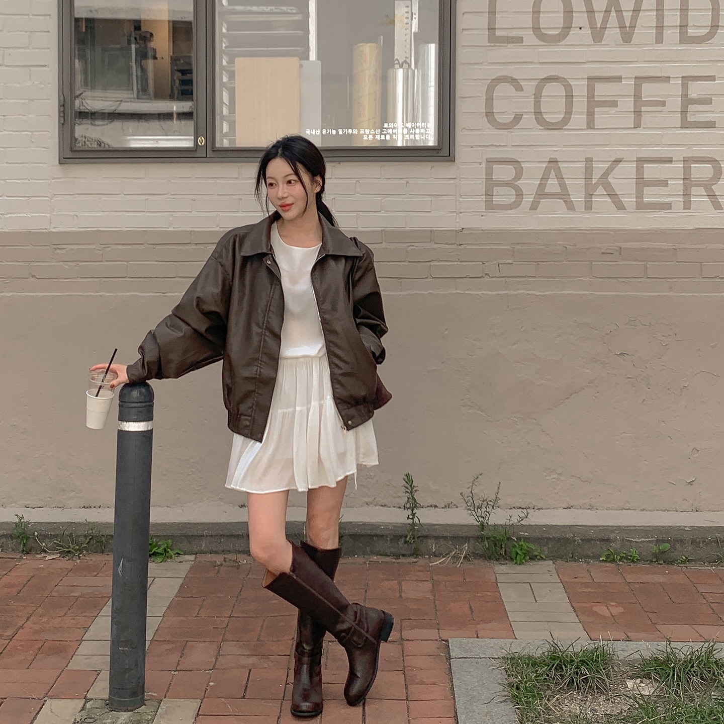 Có ít nhất 10 cách mặc áo khoác + váy đậm chất nữ tính, sang chảnh đẹp mê 4 Có ít nhất 10 cách mặc áo khoác + váy đậm chất nữ tính, sang chảnh đẹp mê - Ảnh 4.