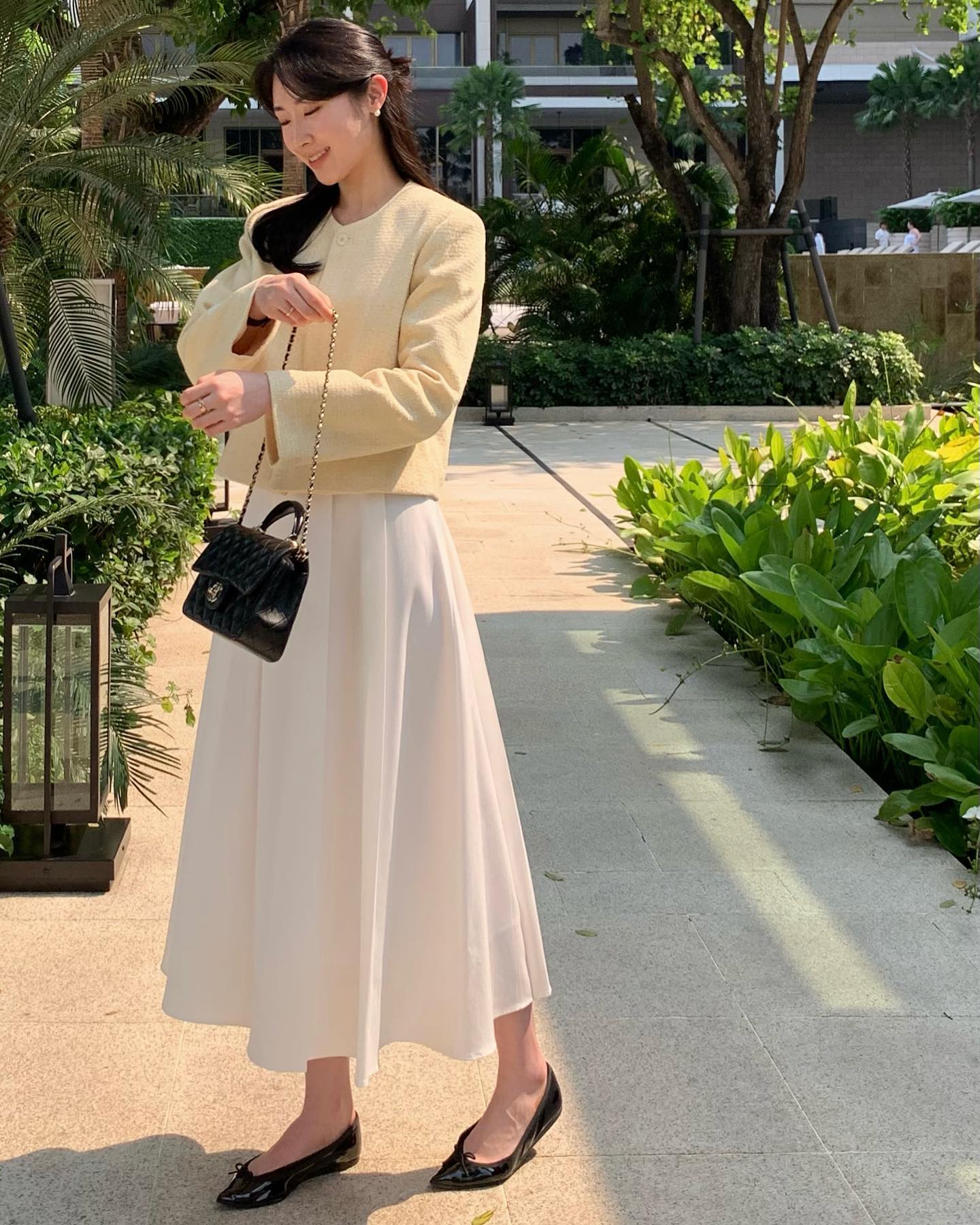 Có ít nhất 10 cách mặc áo khoác + váy đậm chất nữ tính, sang chảnh đẹp mê 9 Có ít nhất 10 cách mặc áo khoác + váy đậm chất nữ tính, sang chảnh đẹp mê - Ảnh 9.