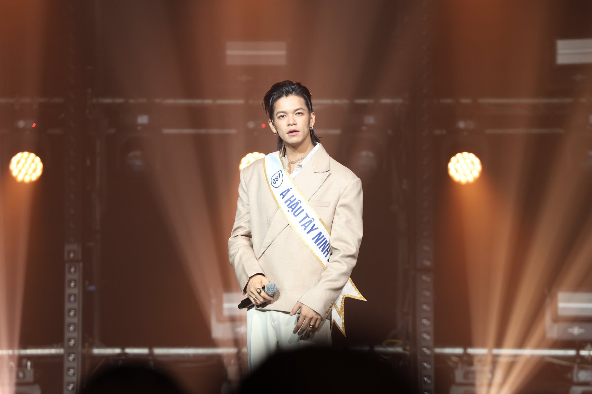 2 ca sĩ Vbiz gây sốc khi làm điều này trên sân khấu- Ảnh 1.