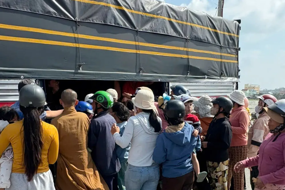 Đoàn thiện nguyện Lâm Đồng đang hỗ trợ quà cho bà con xã Tuy An Đông. Ảnh TH. nỗi đau hóa đá