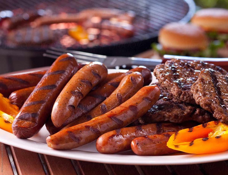 2 loại thịt dễ có nguy cơ gây ung thư nhất và cách thay thế 1 Ăn nhiều thịt đỏ và thịt chế biến như xúc xích làm tăng nguy cơ ung thư.