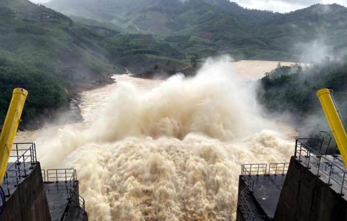 Thủy điện Đăk Mi 4 vận hành xả lũ tháng 10/2021. Ảnh: Đắc Thành