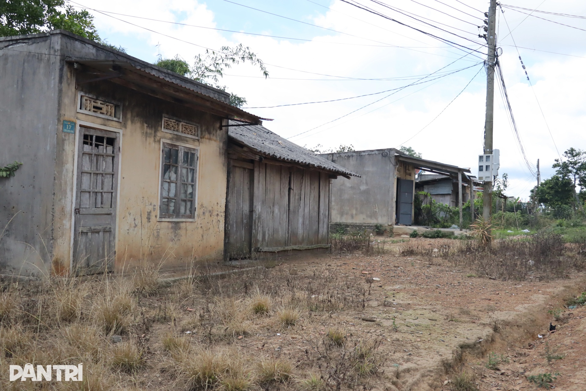 Học sinh tự sống với nhau ở khu tái định cư cũ, bữa cơm chỉ cá khô, mì tôm - 1