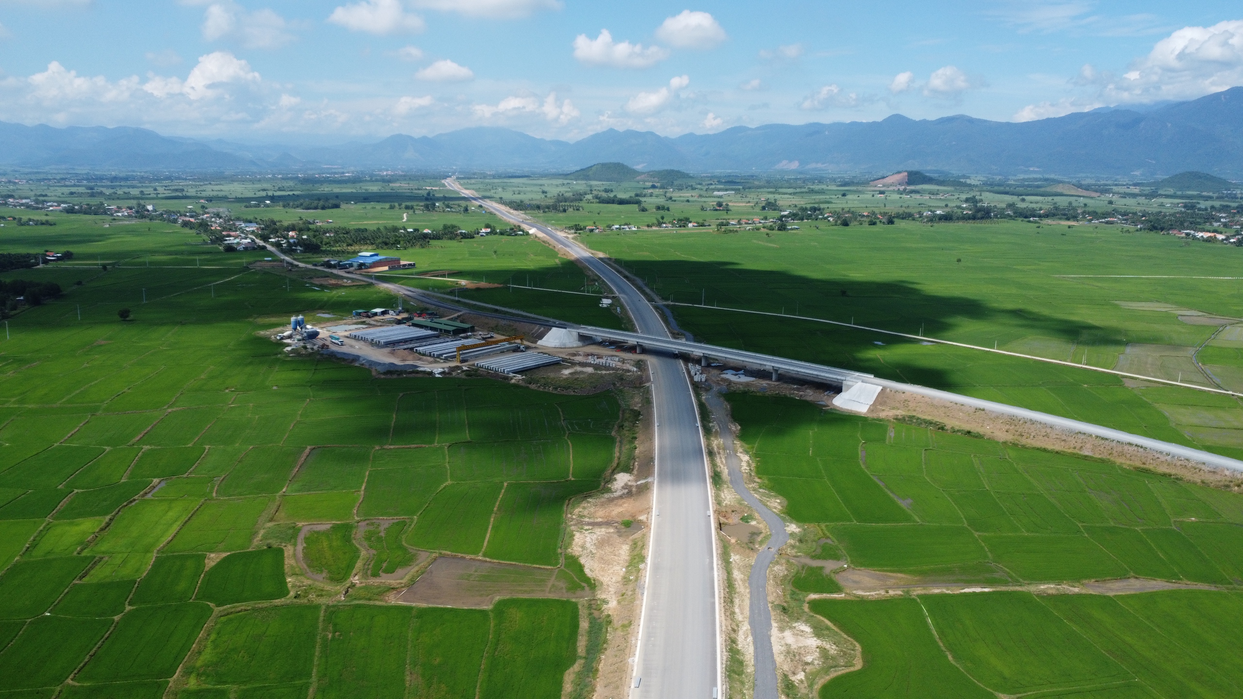 20 km đầu tuyến cao tốc Khánh Hòa - Buôn Ma Thuột dần về đích   - Ảnh 2.