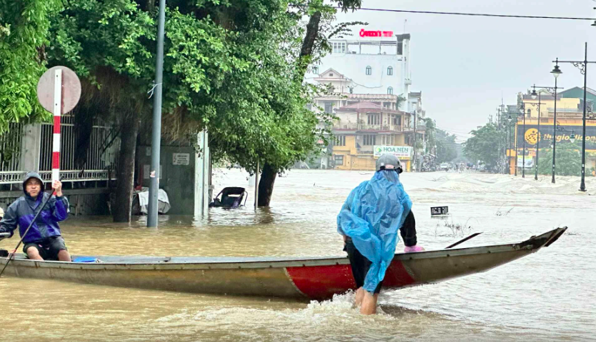 3 hình thế thời tiết tạo 'bom nước' trút mưa lớn dữ dội xuống miền Trung - Ảnh 1.
