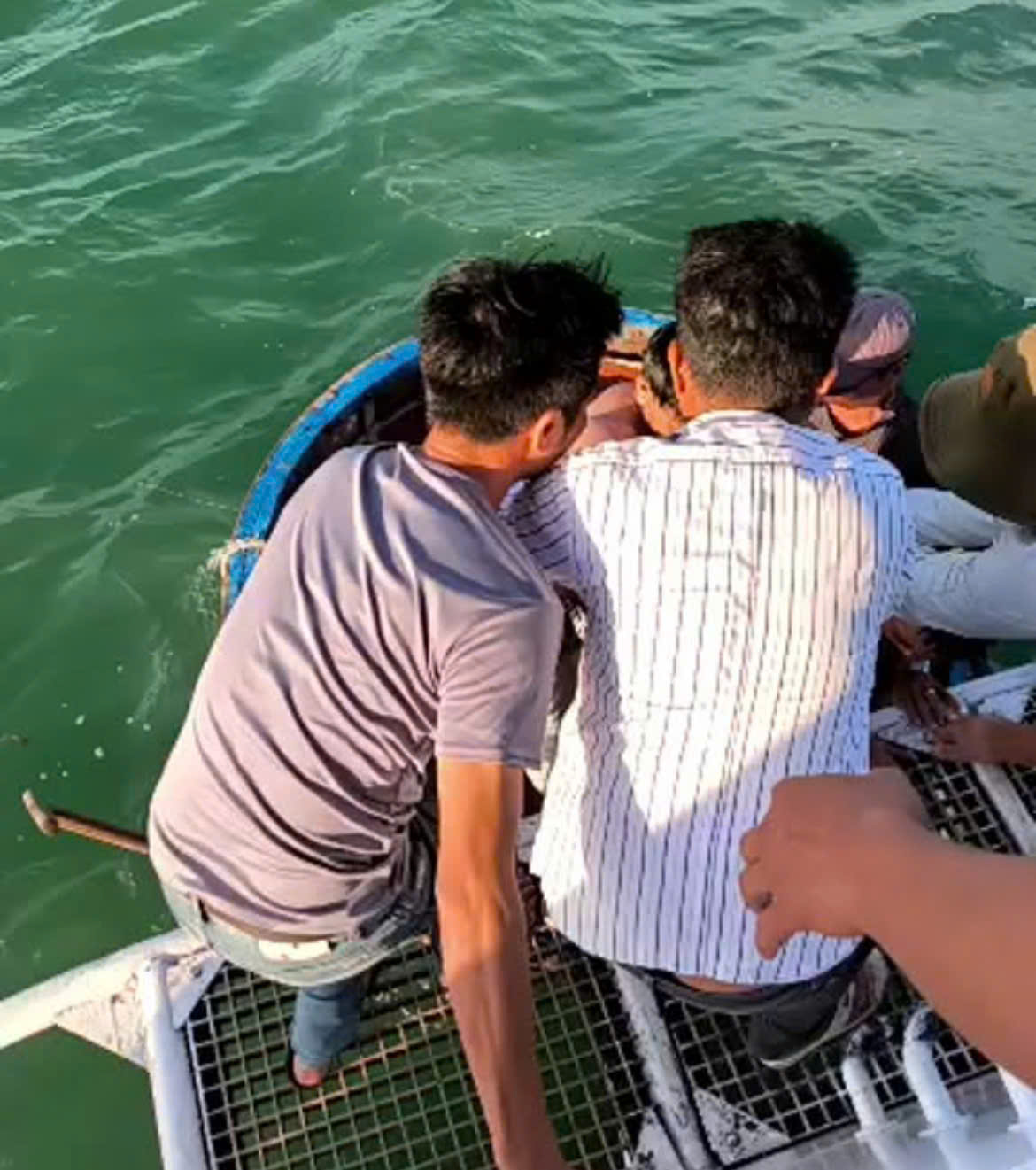 3 người trôi dạt trên biển sống sót thần kỳ nhờ kỹ năng sinh tồn gì? - Ảnh 1.