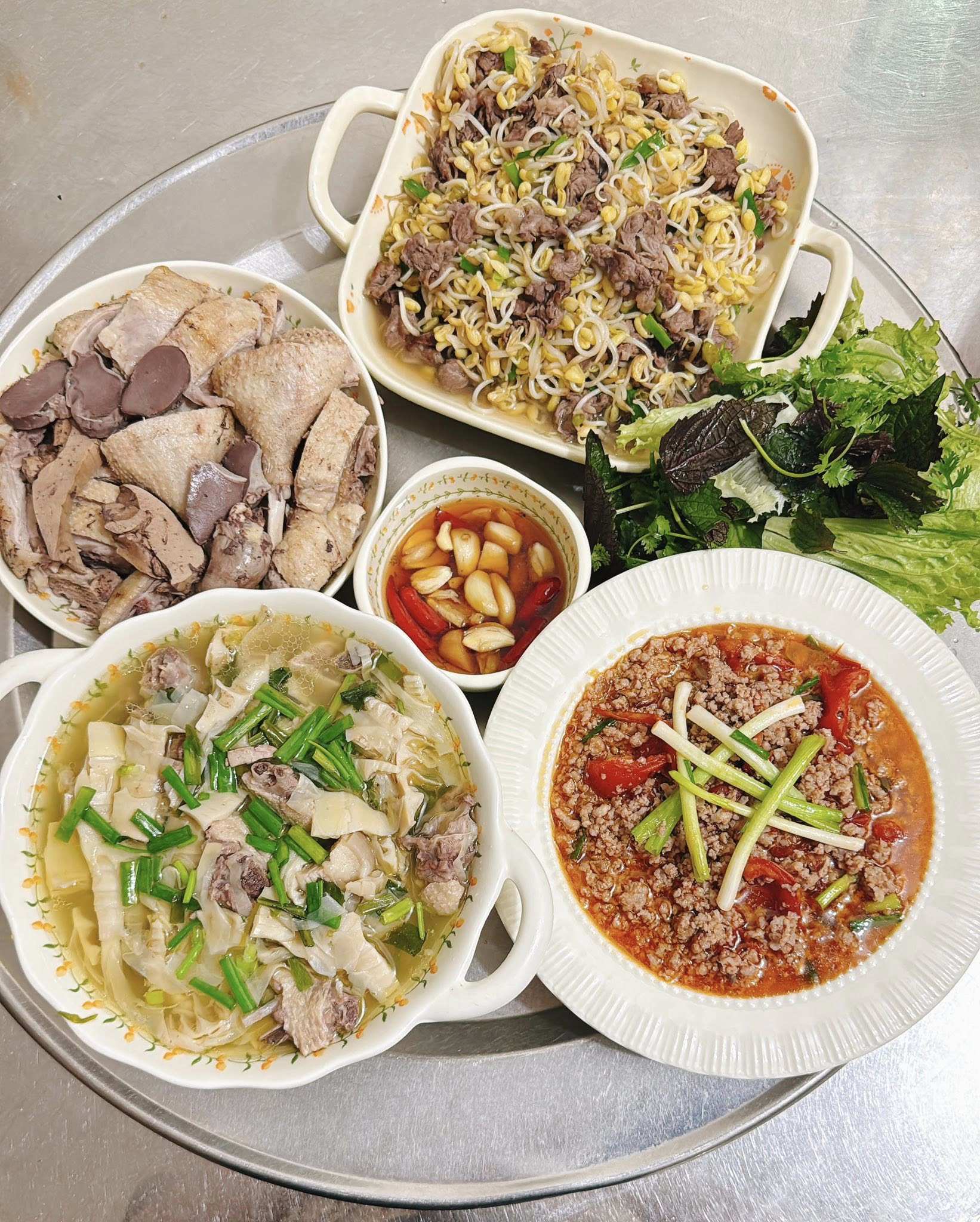 Vịt luộc - Canh măng nấu xương vịt - Thịt xốt cà chua - Giá đỗ xào thịt bò