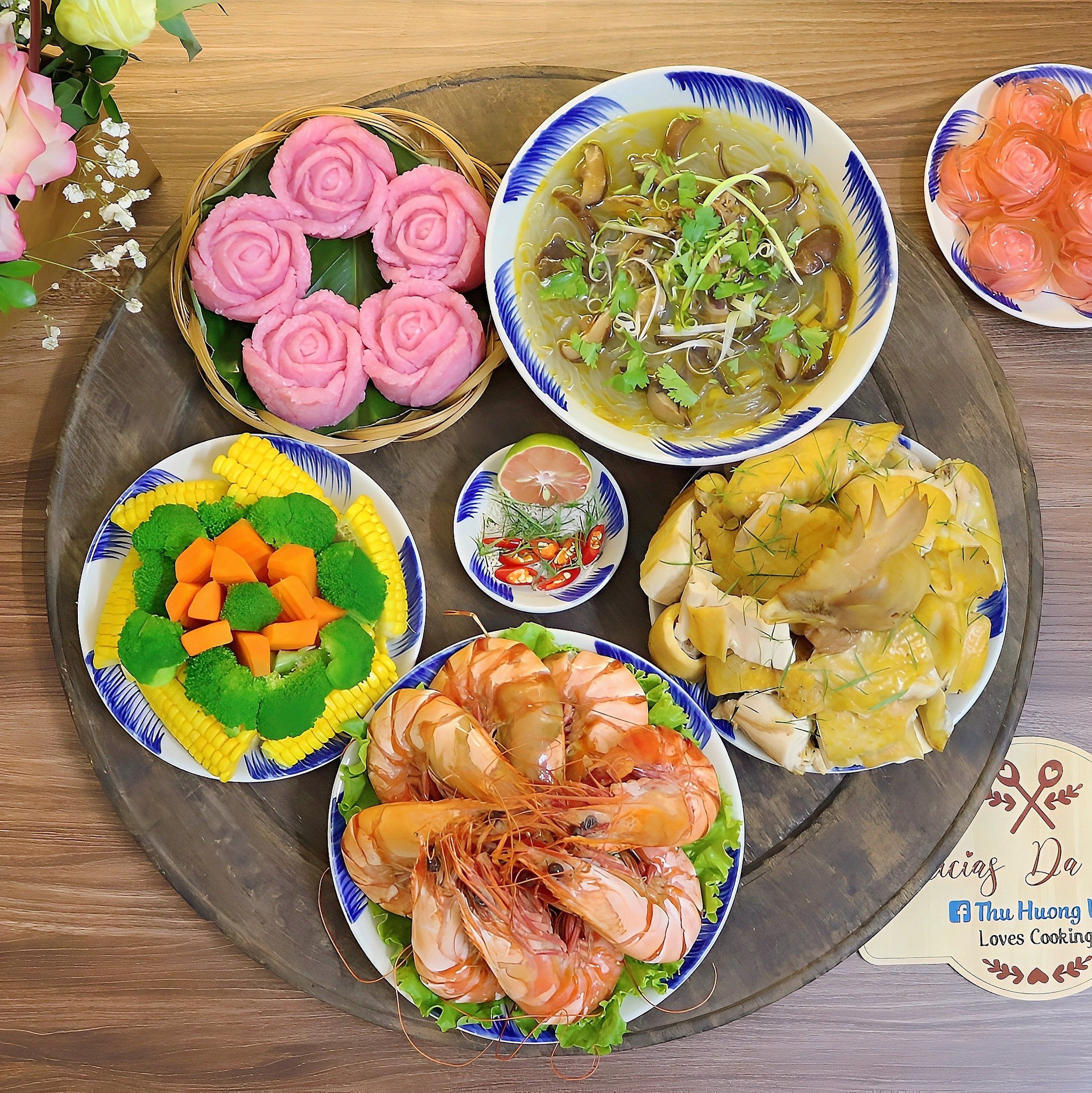 Gà luộc - Miến nấu lòng mề gà - Tôm sú hấp bia - Xôi hoa hồng - Rau củ luộc - Thạch pha lê